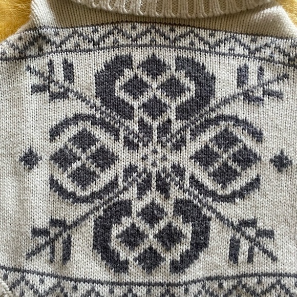 COPY - OSHKOSH-SWEATER PONCHO-3T - Picture 2 of 7